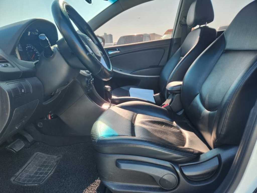 HYUNDAI Accent - Vista 9