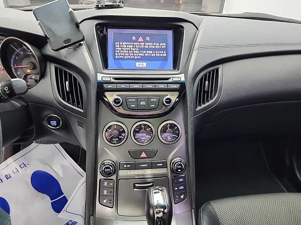 HYUNDAI Genesis - Vista 10