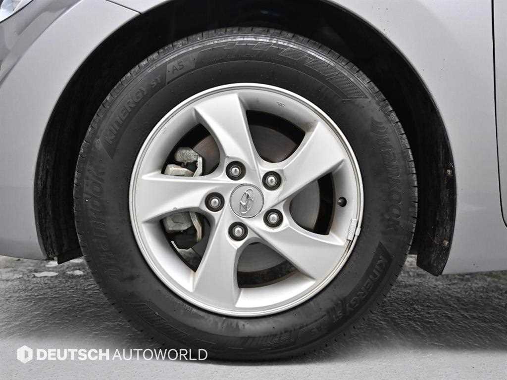 HYUNDAI Avante - Vista 5