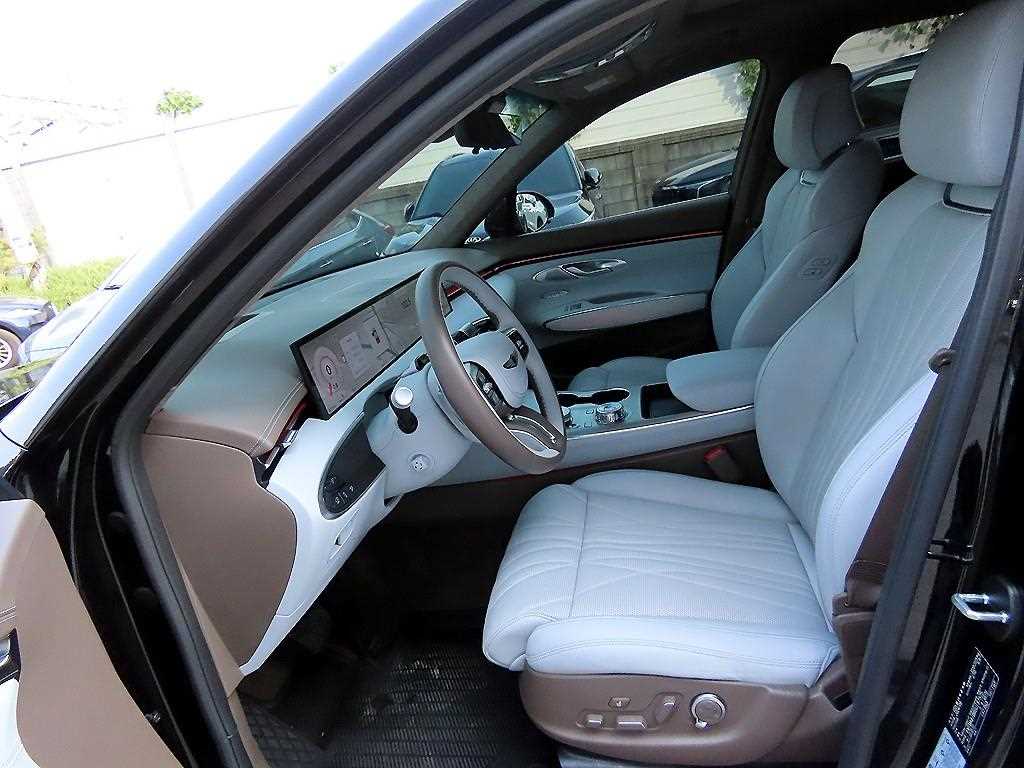 Genesis GV70 - Vista 5