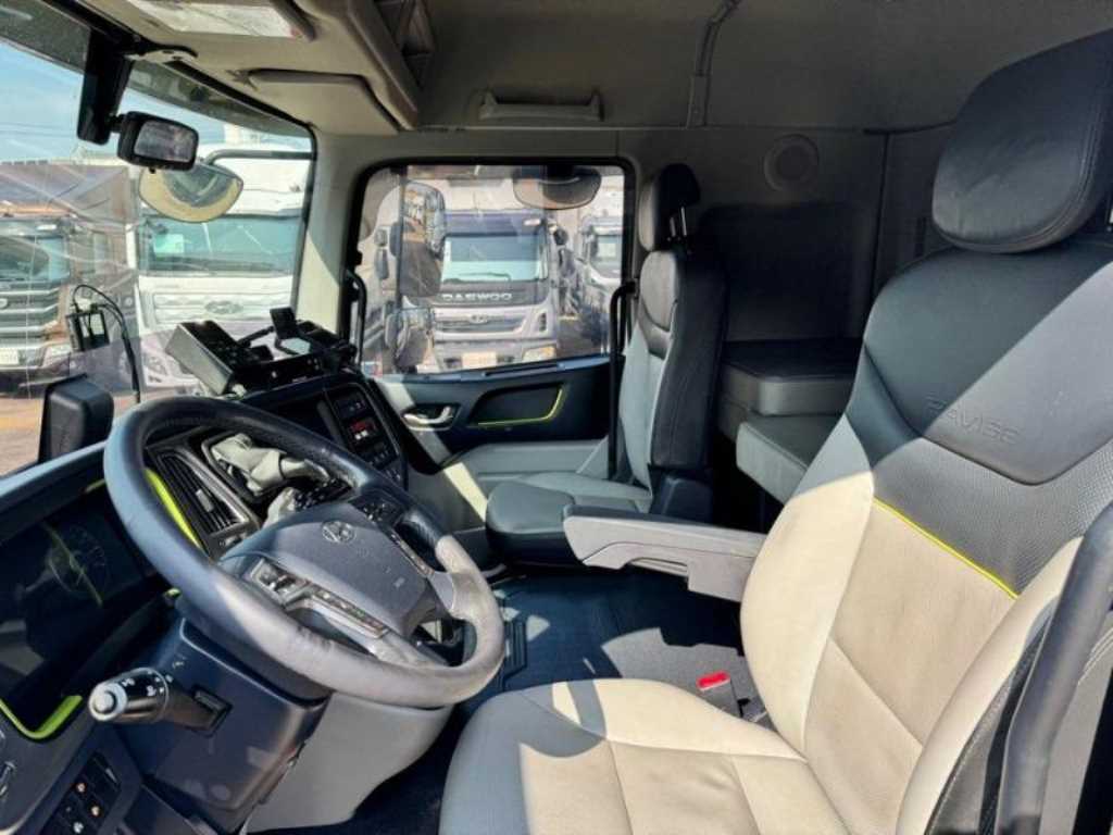 medium and large cargo truck - Vista 6