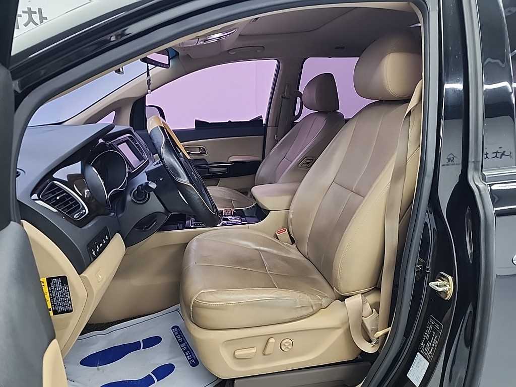 KIA Carnival - Vista 11