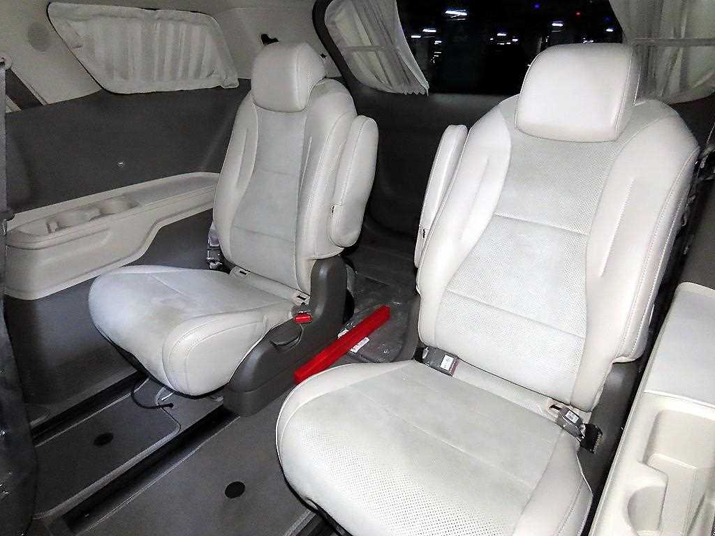 KIA Carnival - Vista 8