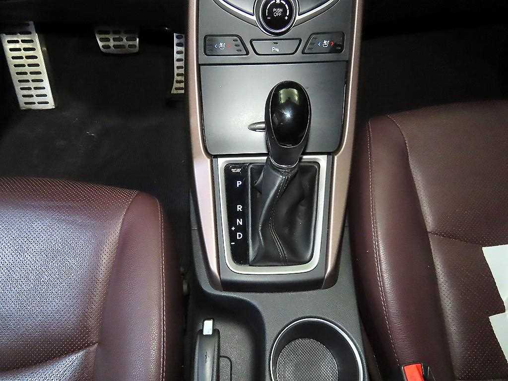 HYUNDAI Avante - Vista 12