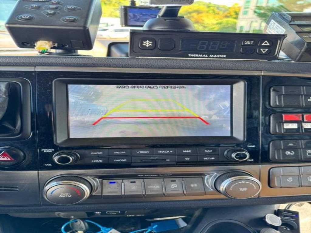 medium and large cargo truck - Vista 9