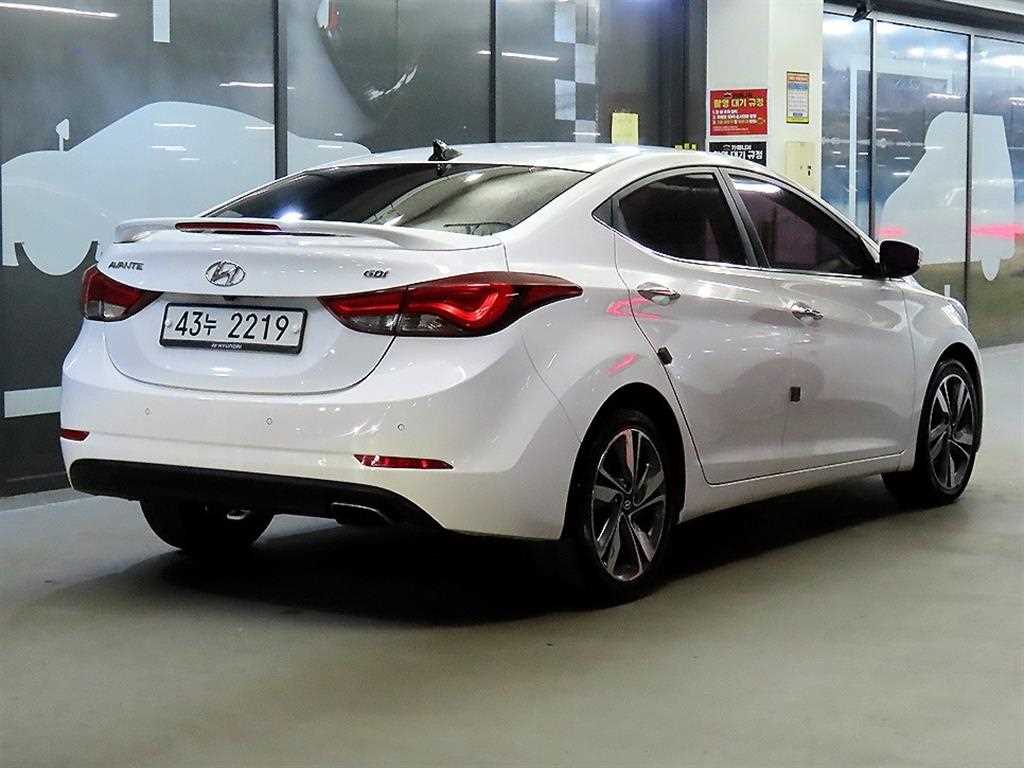 HYUNDAI Avante - Vista 4