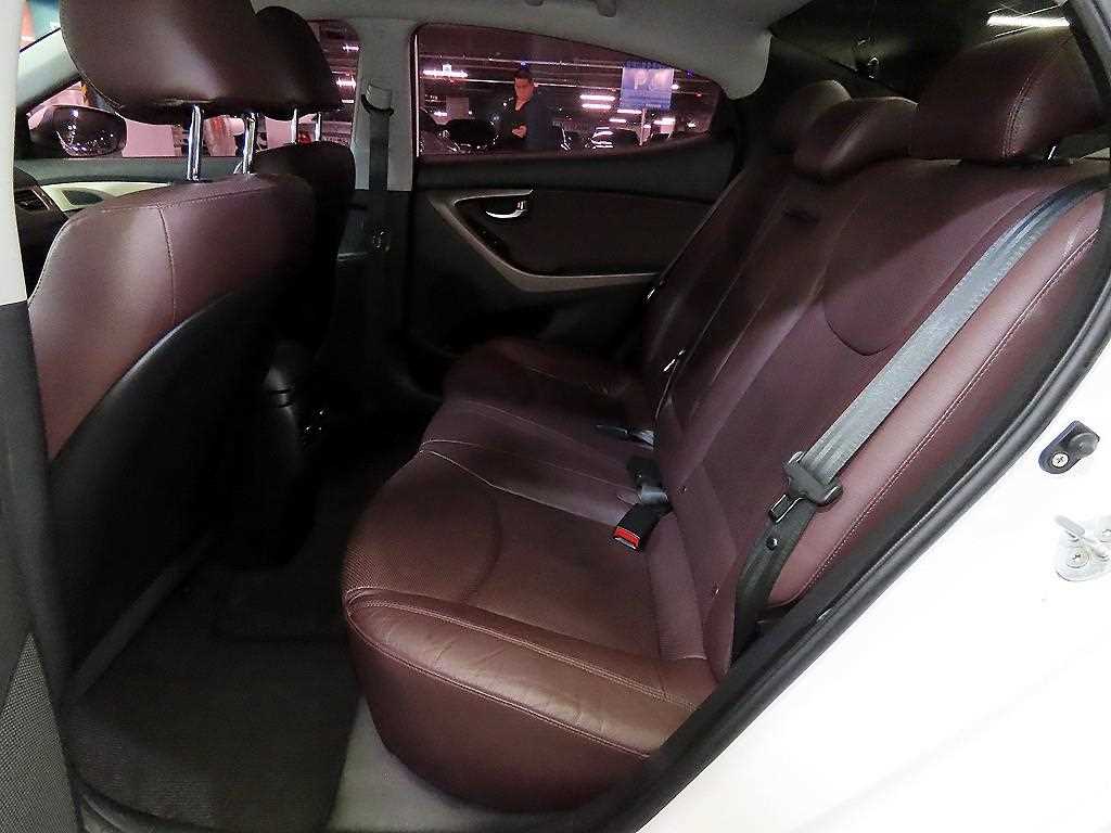 HYUNDAI Avante - Vista 7