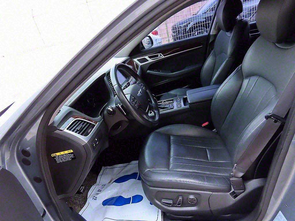 HYUNDAI Genesis - Vista 5