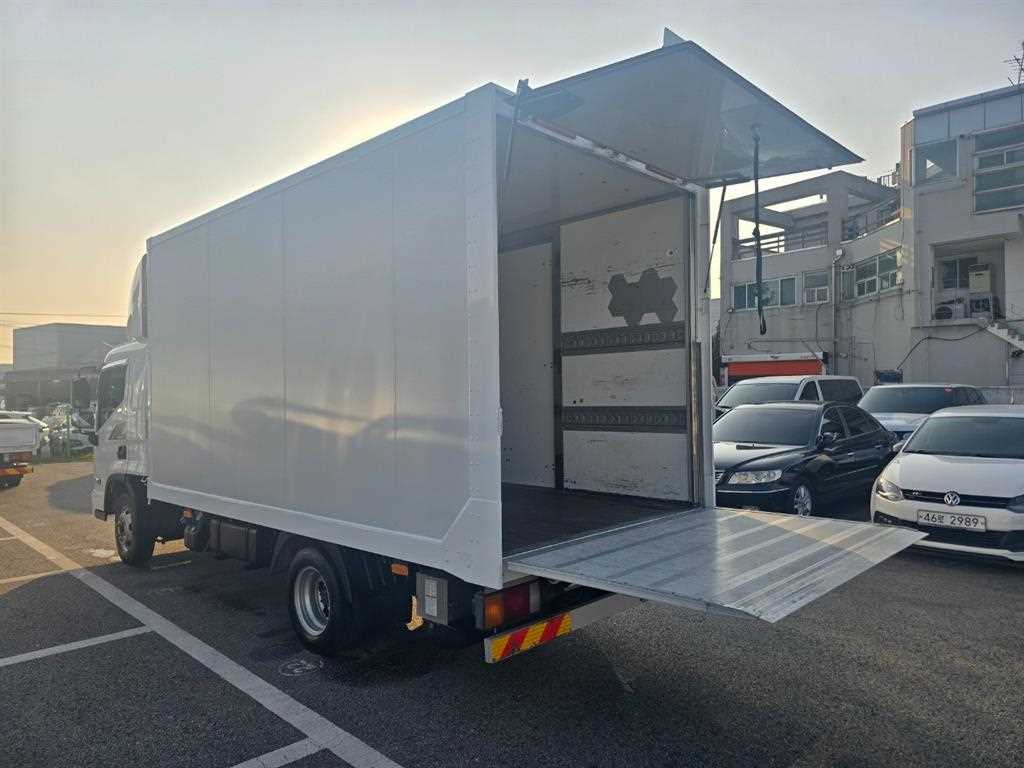 medium and large cargo truck - Vista 9