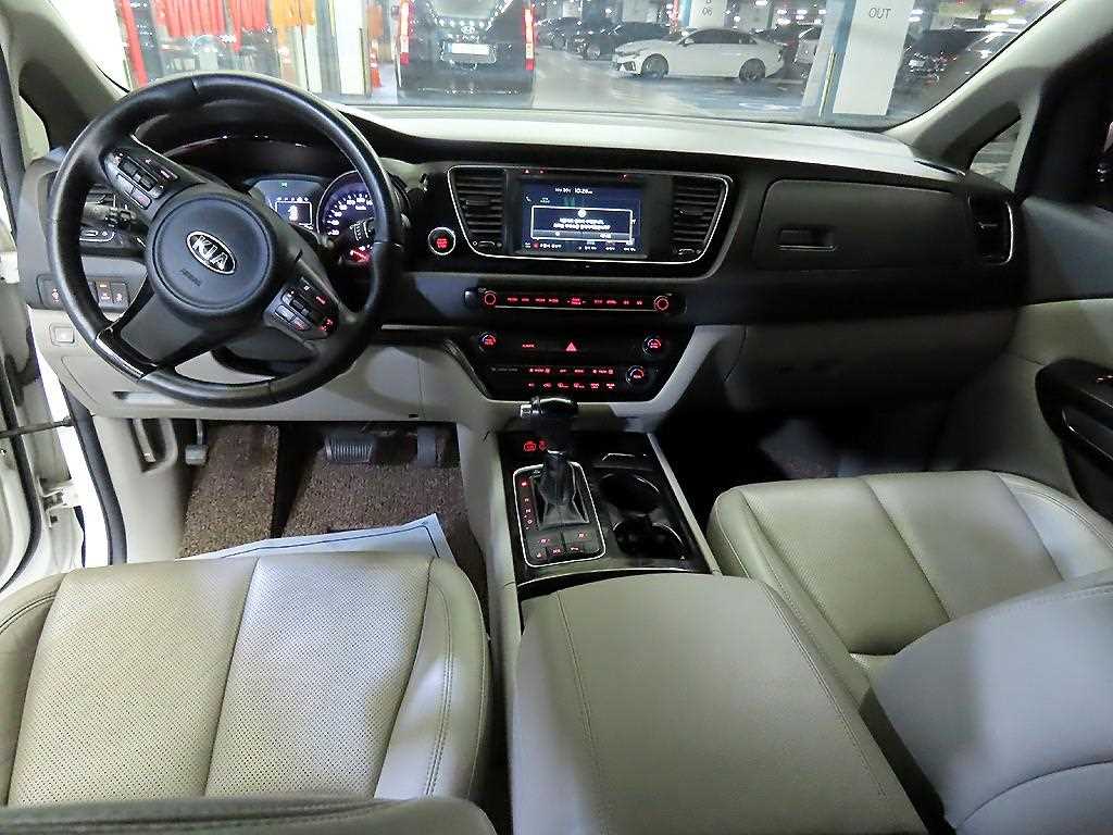 KIA Carnival - Vista 10