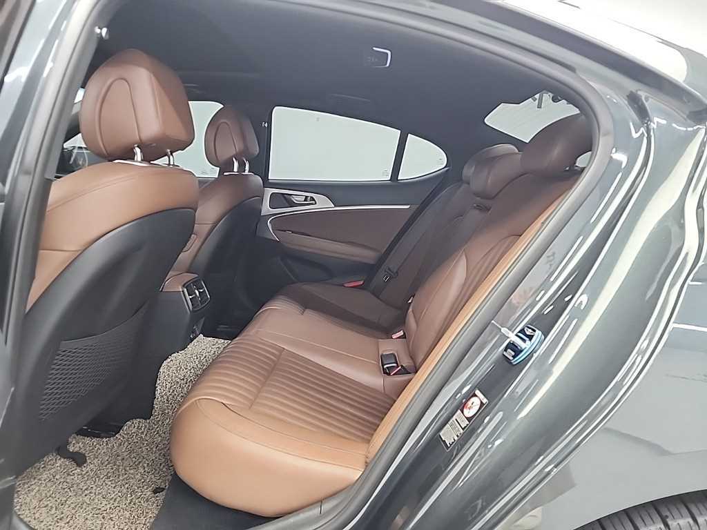 Genesis G70 - Vista 12