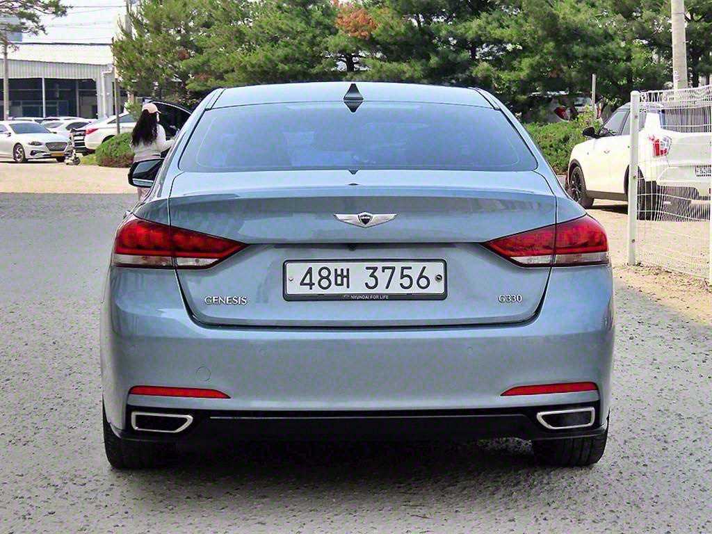 HYUNDAI Genesis - Vista 4