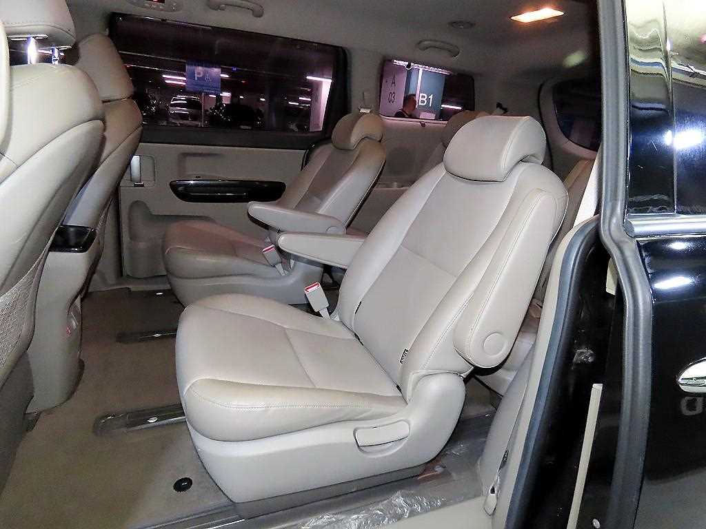KIA Carnival - Vista 12