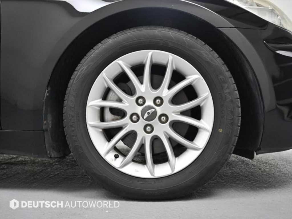 HYUNDAI Genesis - Vista 5