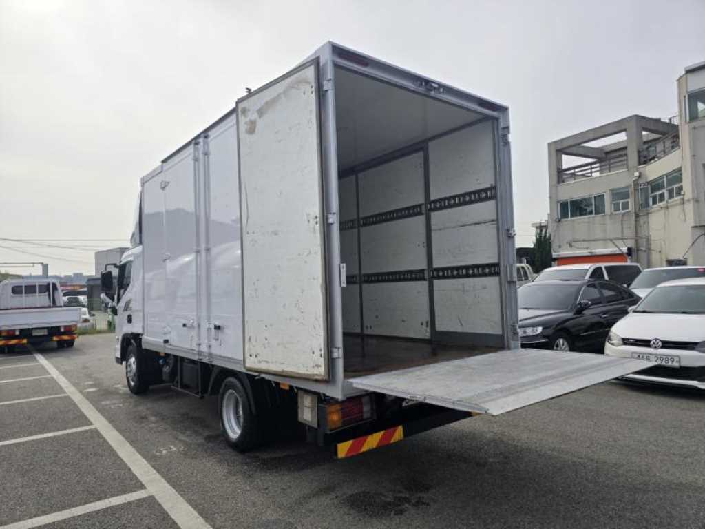 medium and large cargo truck - Vista 9