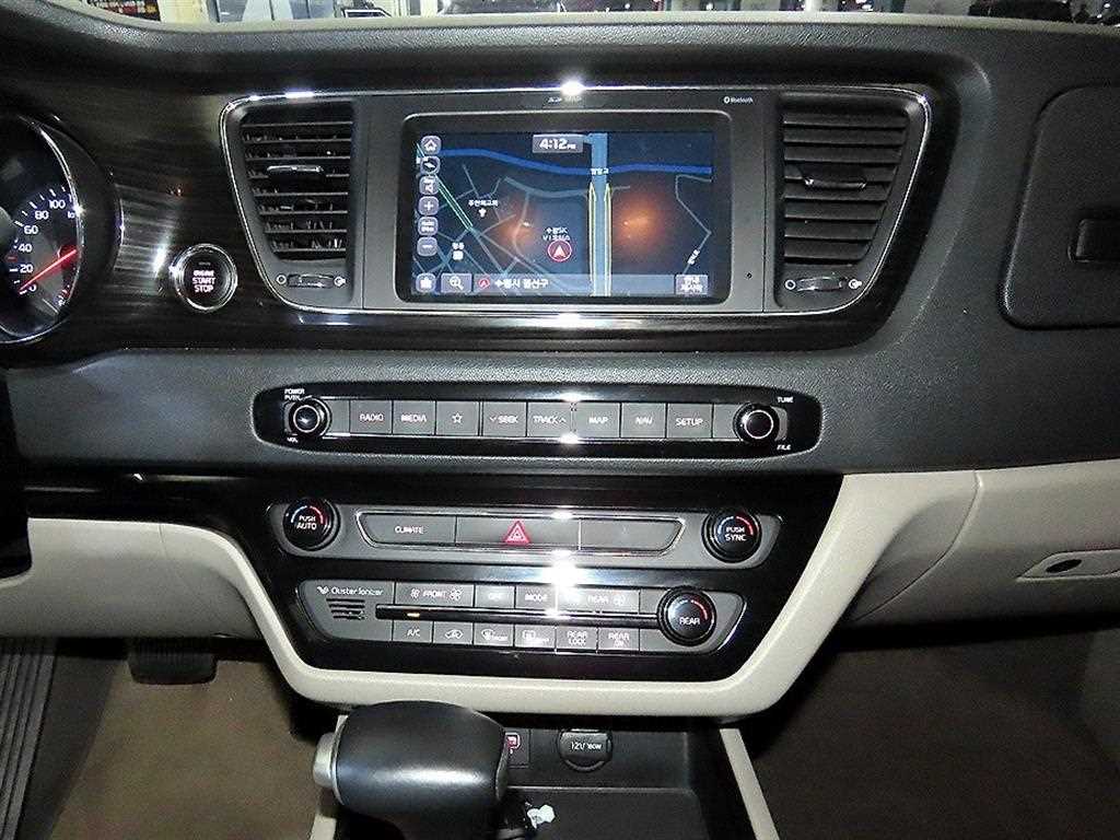 KIA Carnival - Vista 8