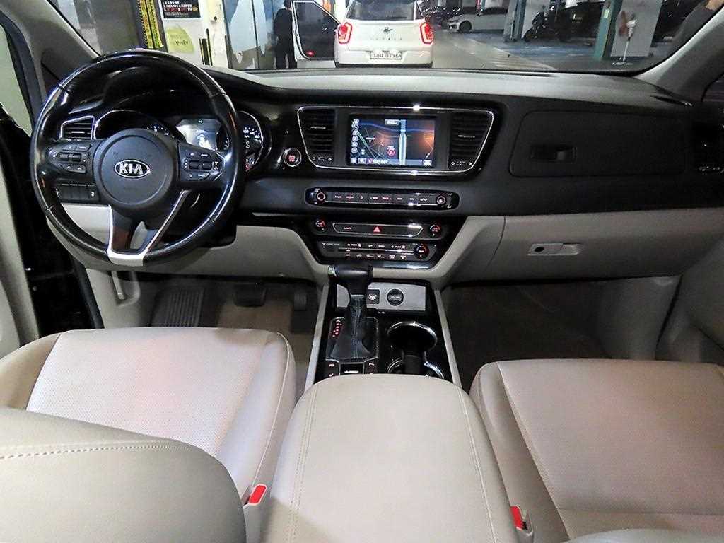 KIA Carnival - Vista 6