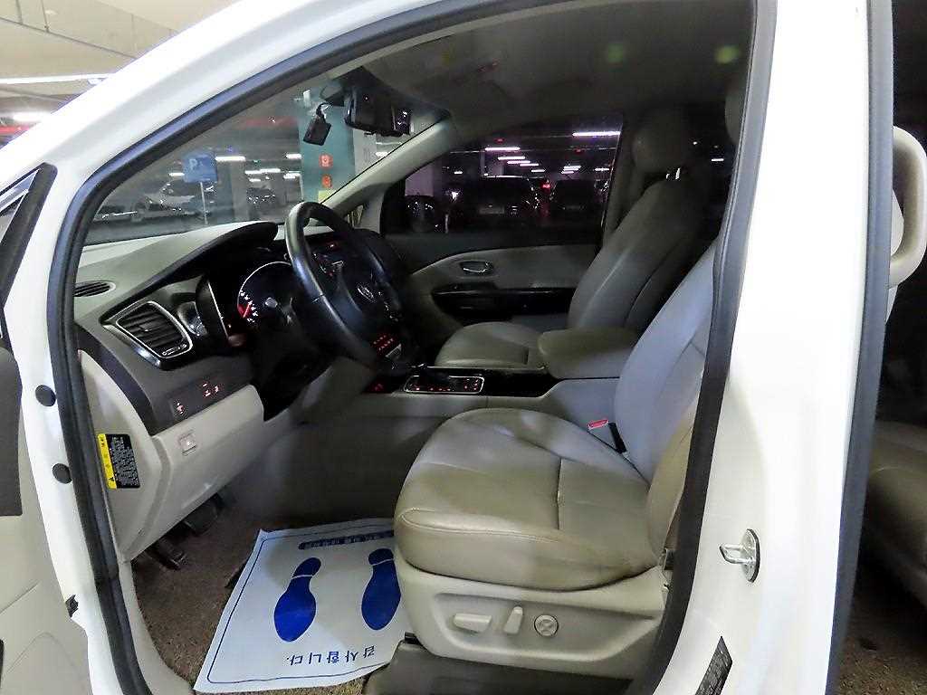 KIA Carnival - Vista 6