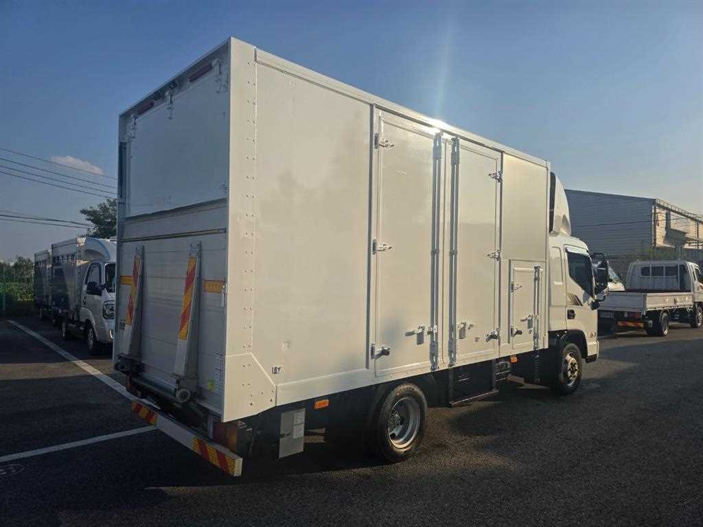 medium and large cargo truck - Vista 6