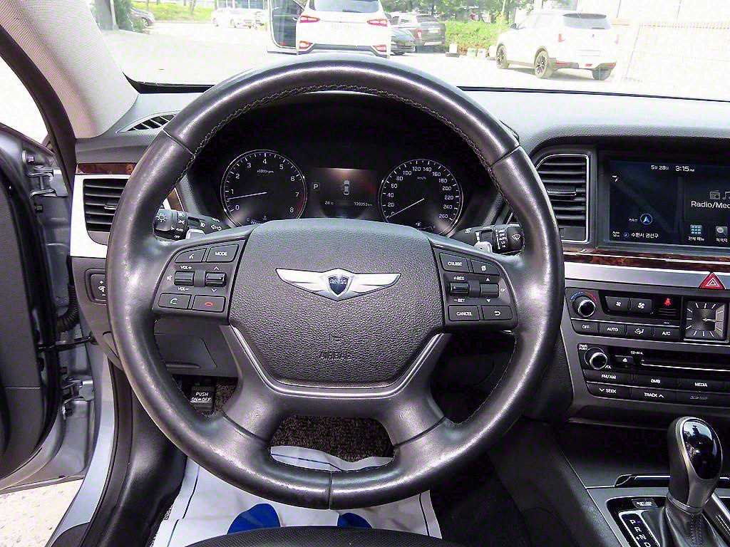 HYUNDAI Genesis - Vista 8