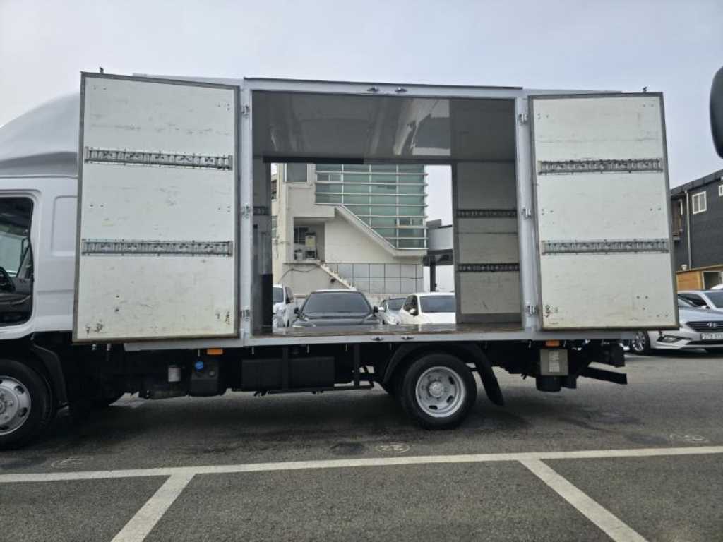 medium and large cargo truck - Vista 11