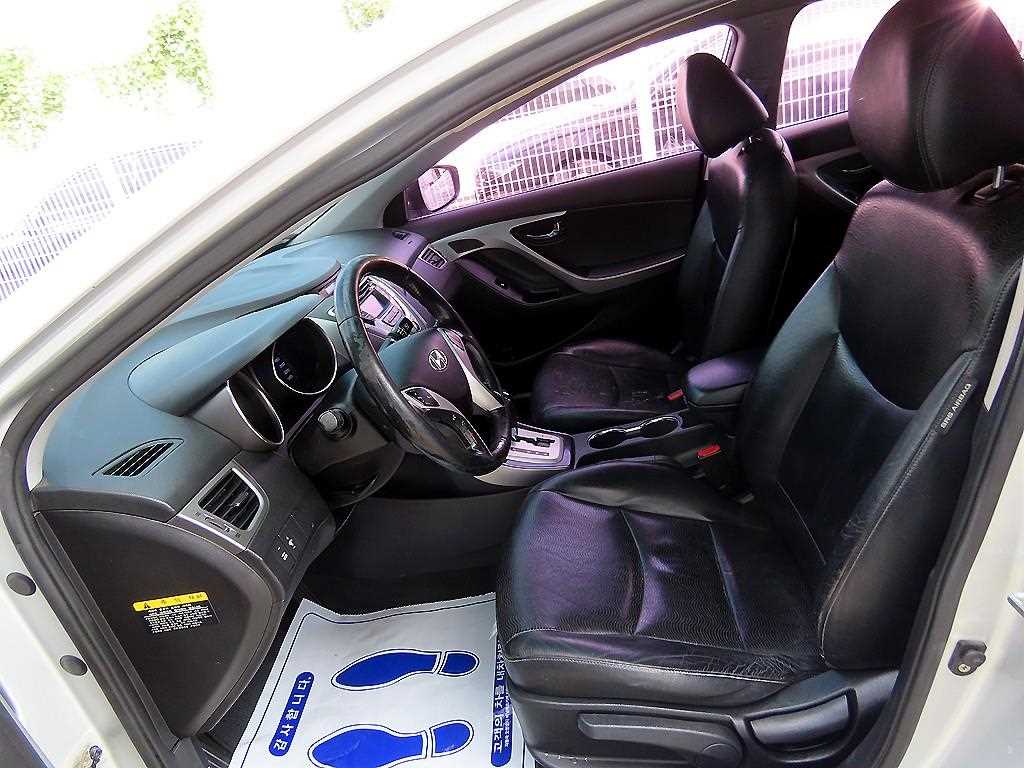 HYUNDAI Avante - Vista 5