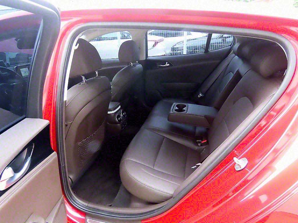 KIA Stinger - Vista 6