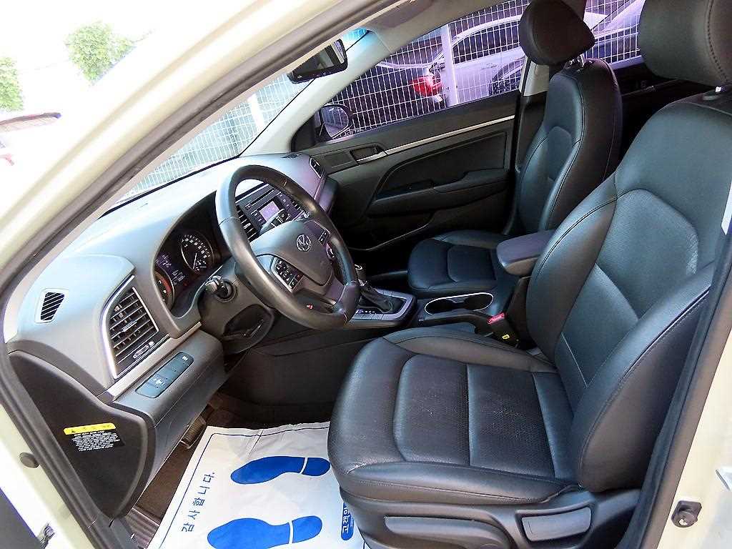 HYUNDAI Avante - Vista 5