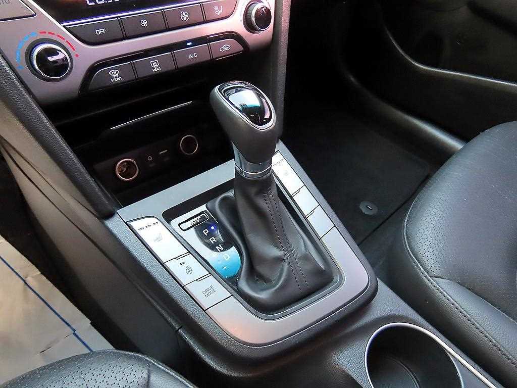 HYUNDAI Avante - Vista 10