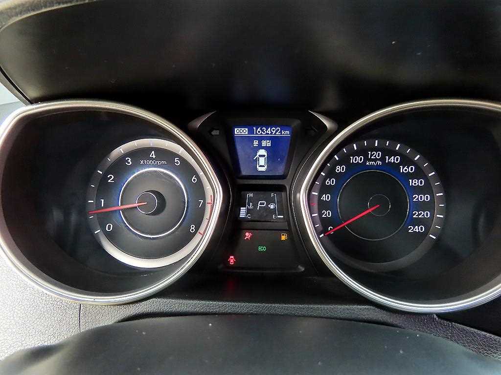 HYUNDAI Avante - Vista 9