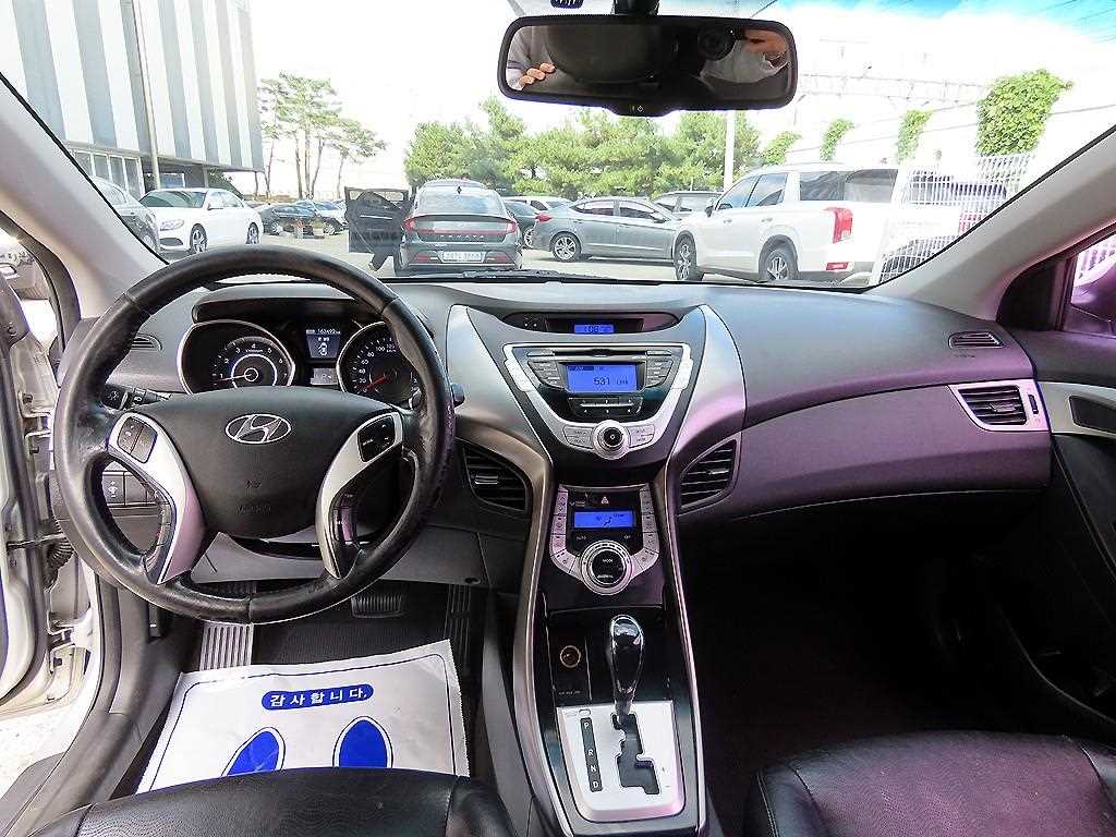 HYUNDAI Avante - Vista 7