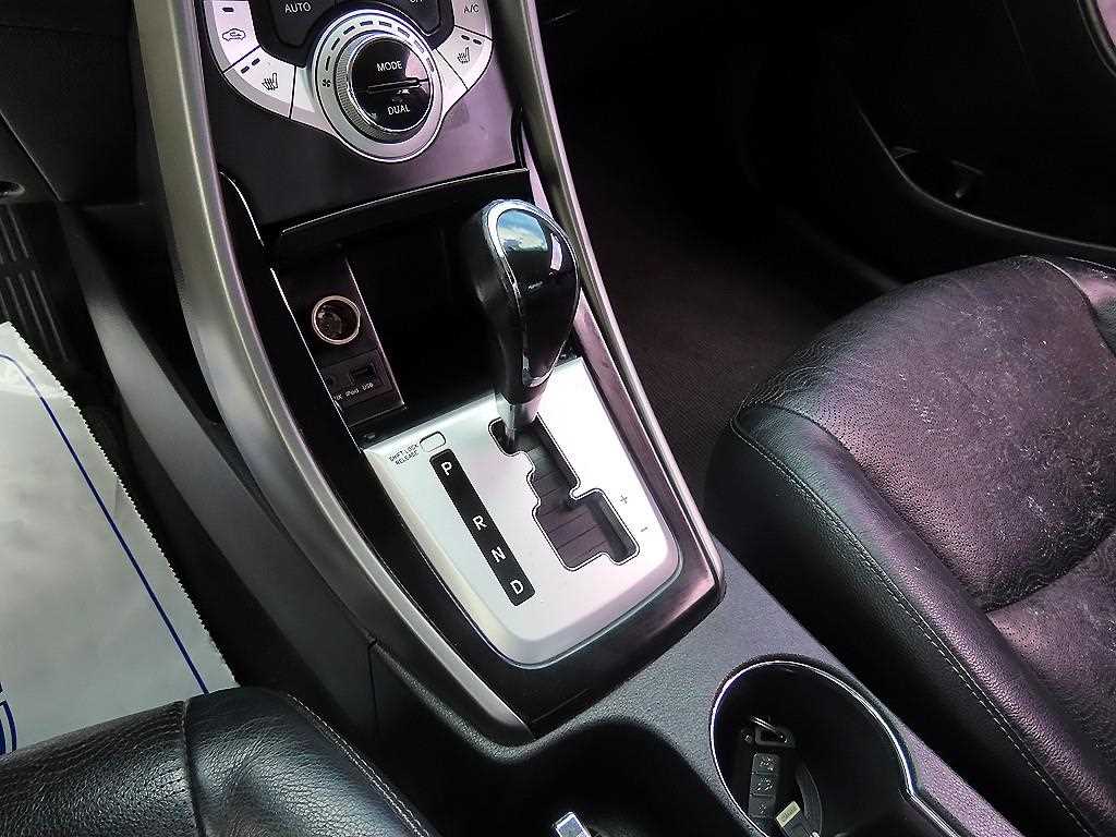 HYUNDAI Avante - Vista 10