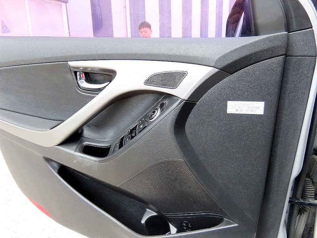 HYUNDAI Avante - Vista 11