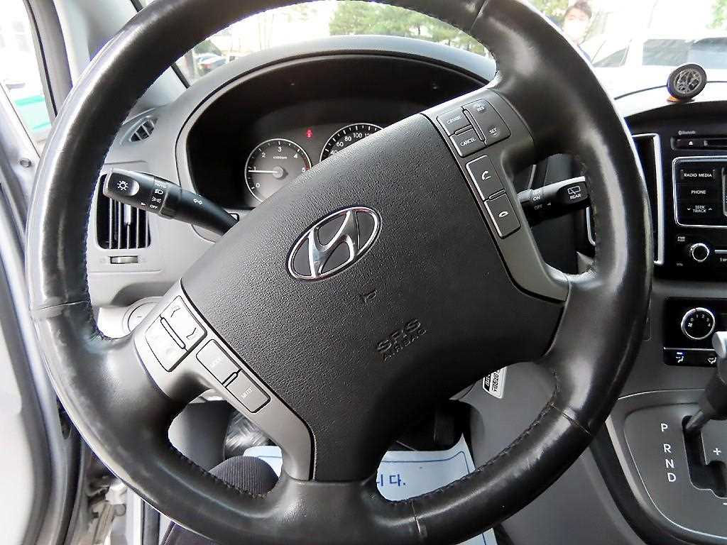 HYUNDAI Starex - Vista 8