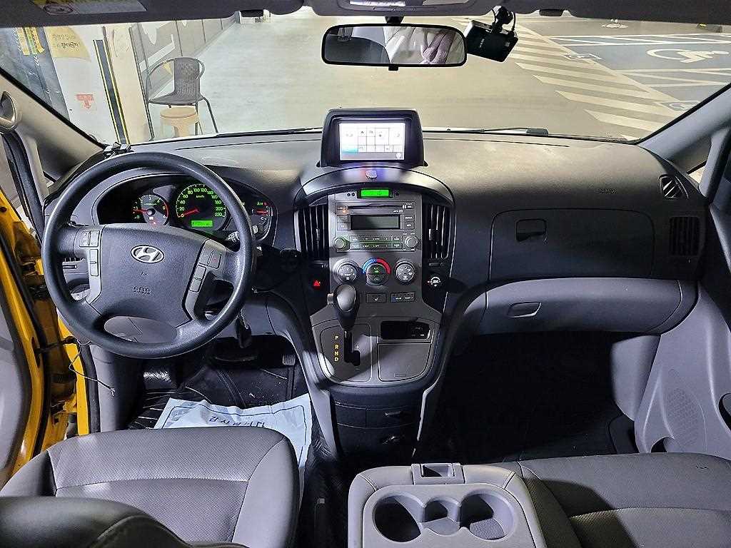 HYUNDAI Starex - Vista 6