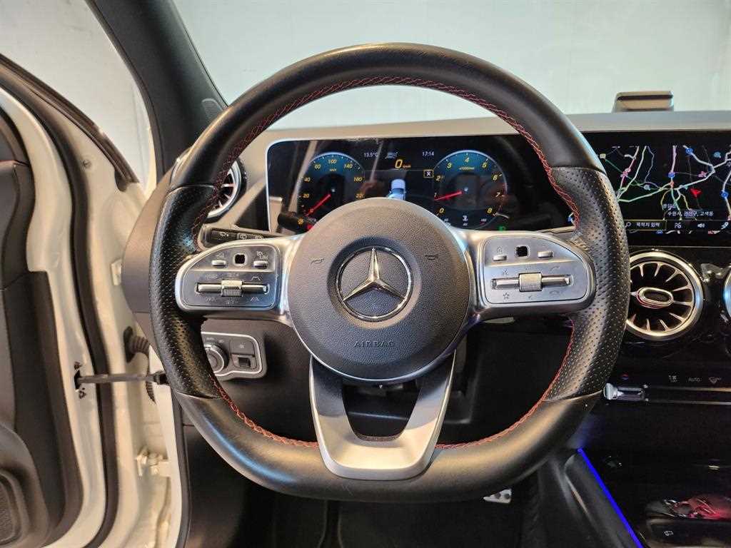 Mercedes Benz GLA Class - Vista 8