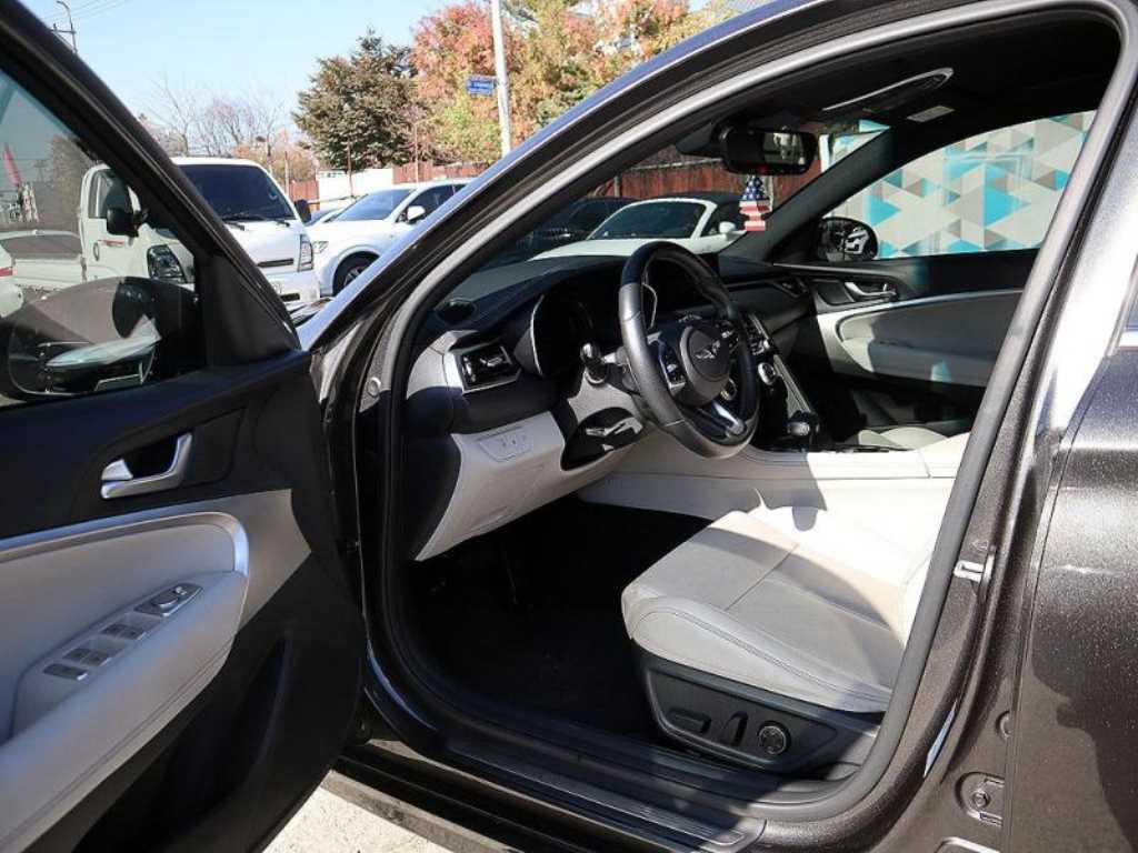 Genesis G70 - Vista 8