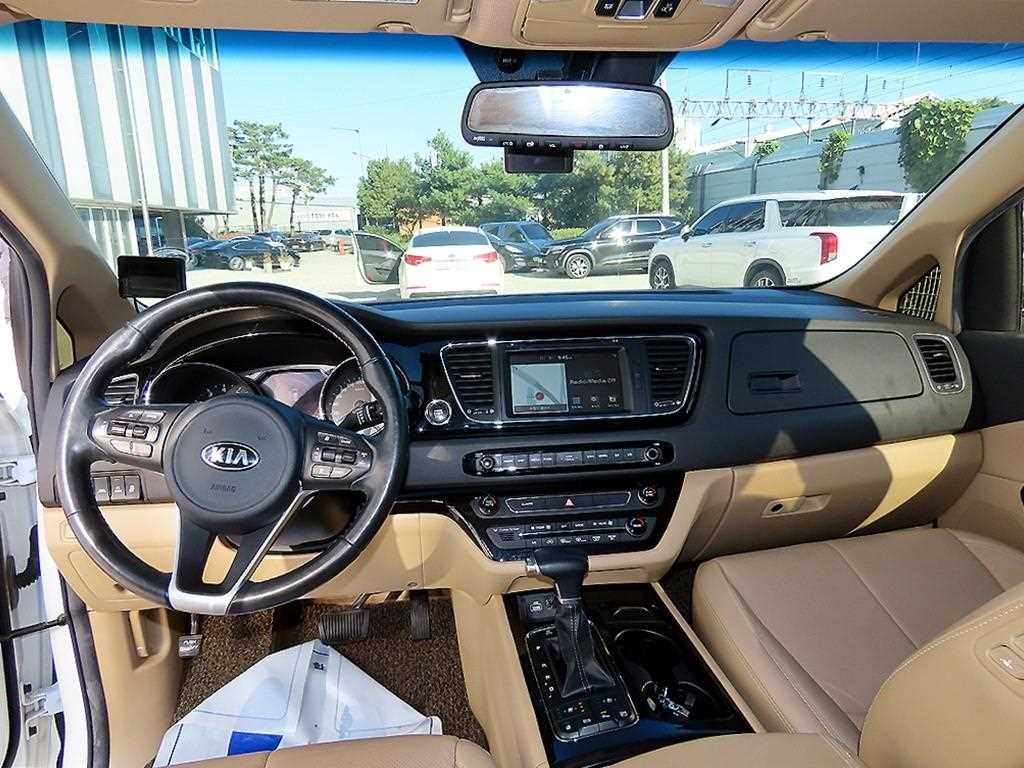 KIA Carnival - Vista 8