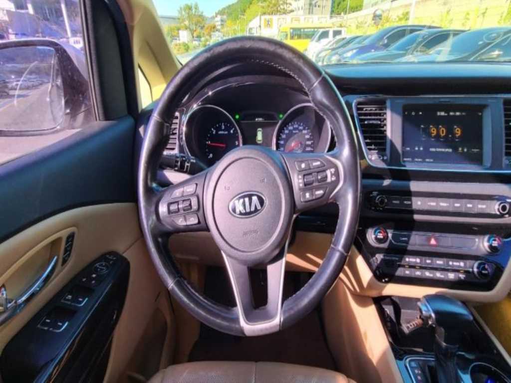 KIA Carnival - Vista 12