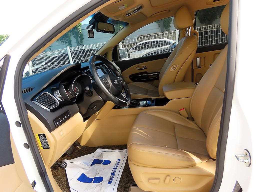 KIA Carnival - Vista 5