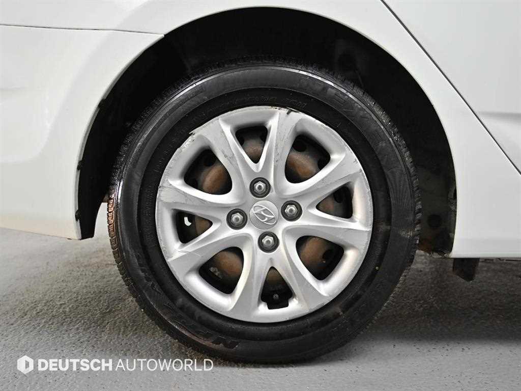 HYUNDAI Accent - Vista 5