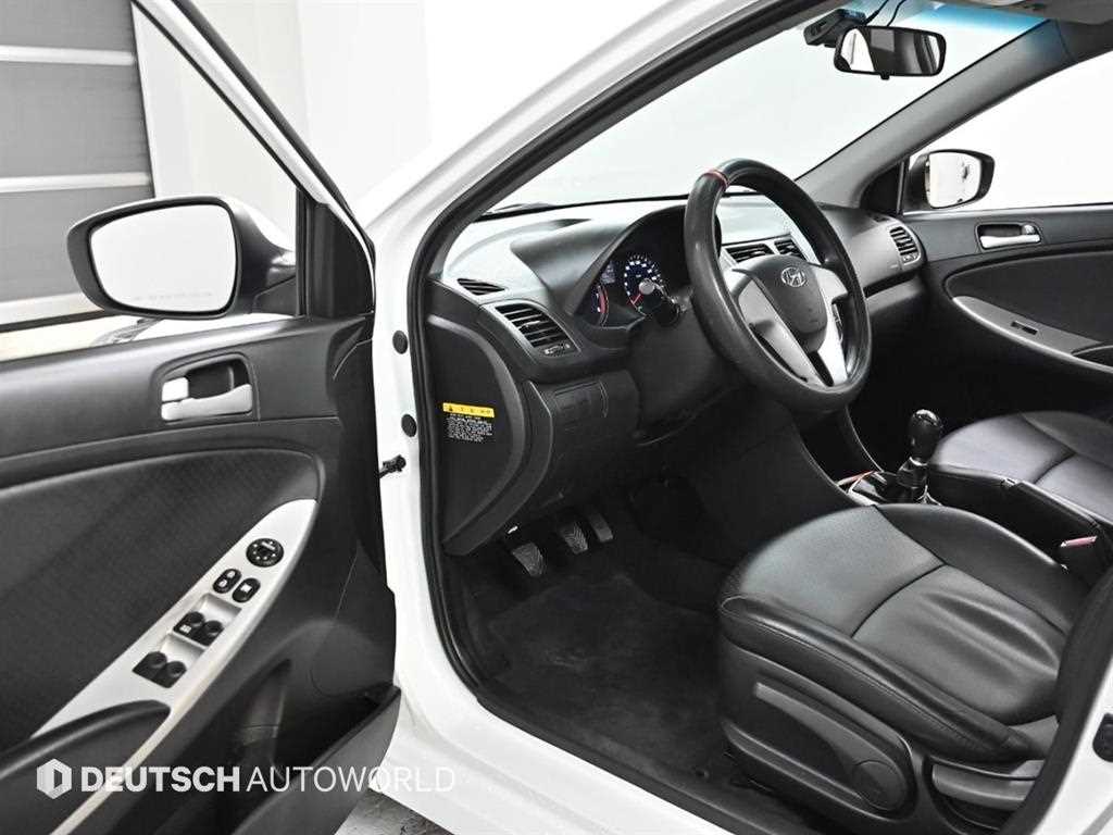 HYUNDAI Accent - Vista 11