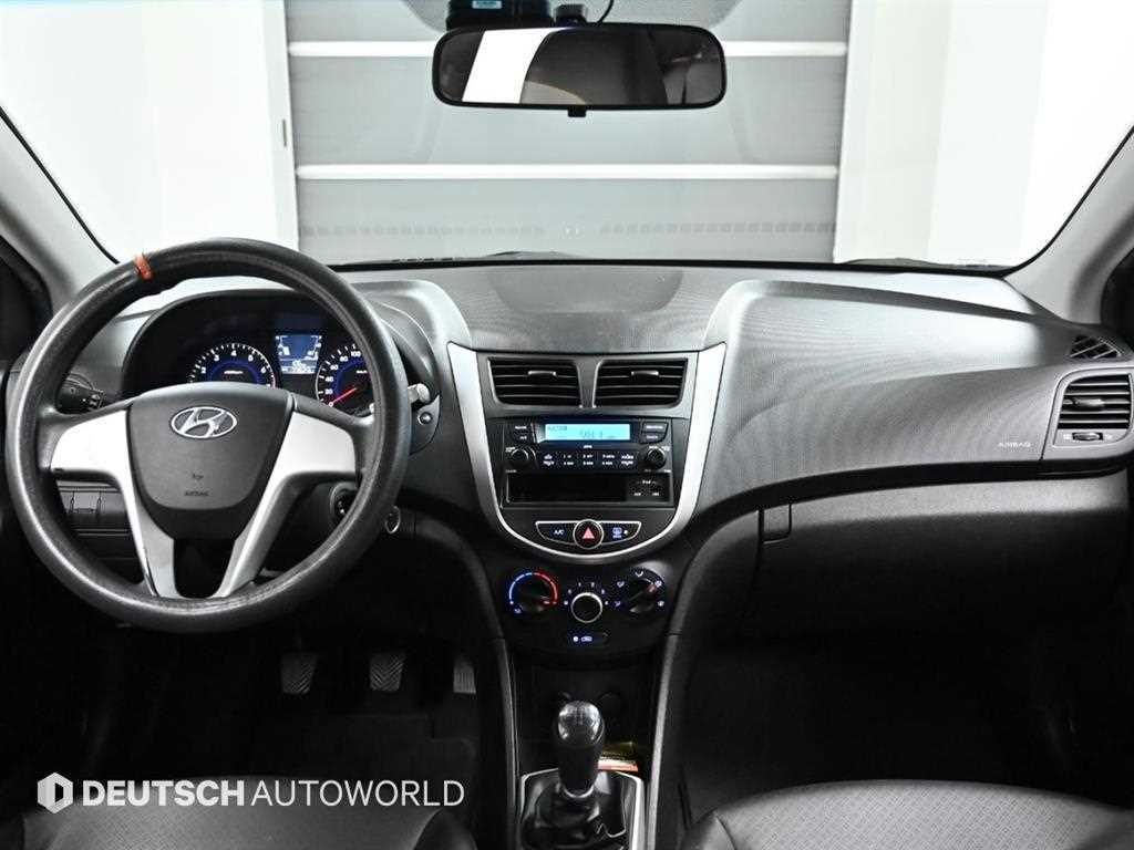 HYUNDAI Accent - Vista 7