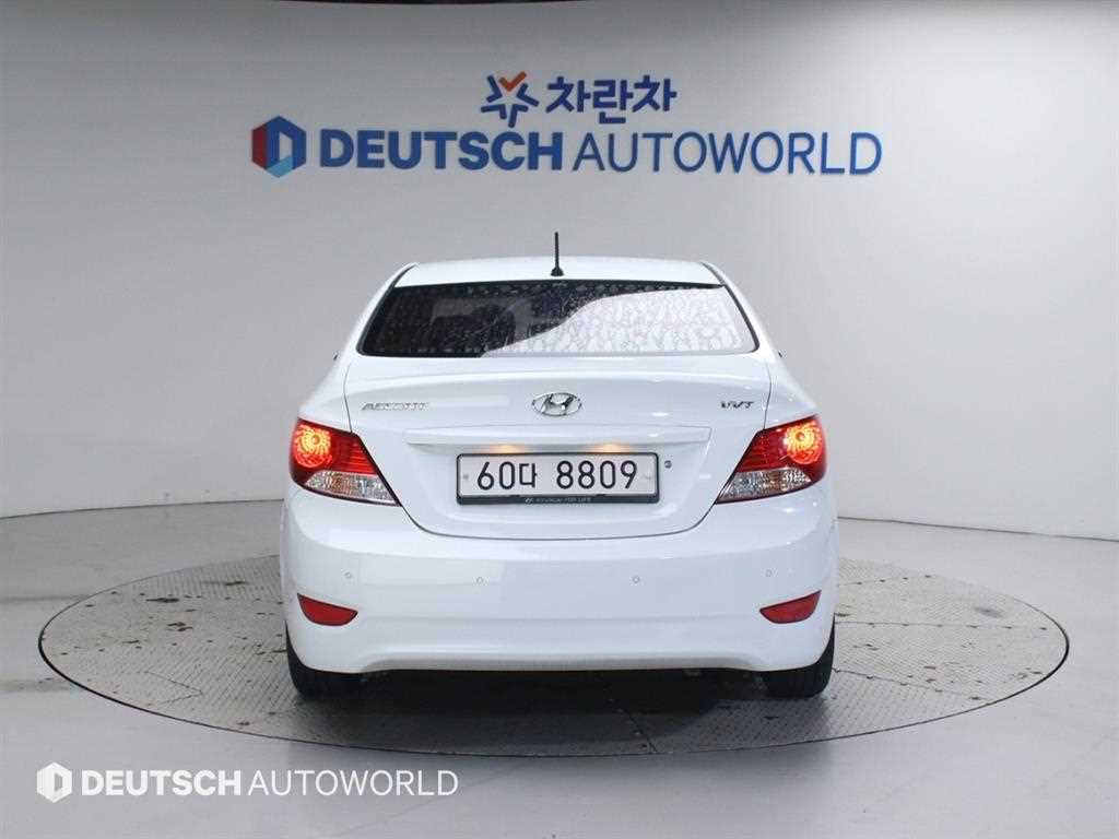 HYUNDAI Accent - Vista 4