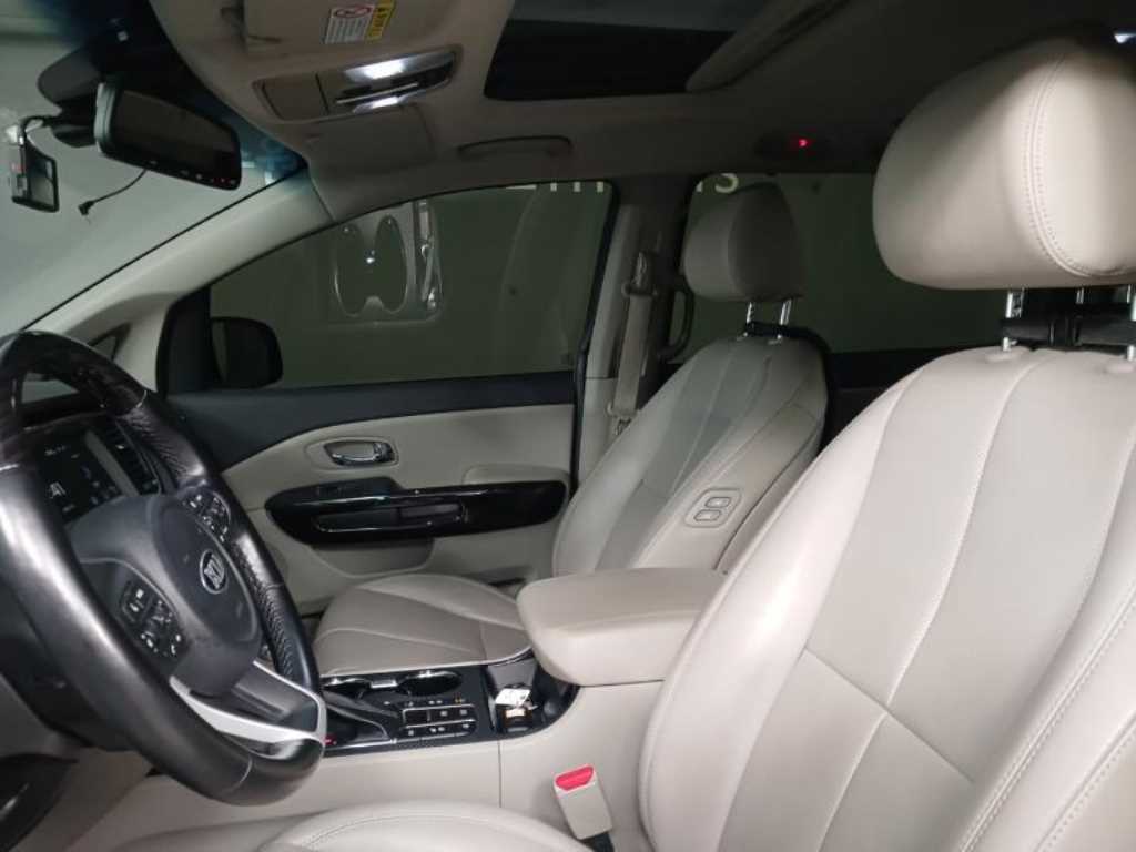 KIA Carnival - Vista 7