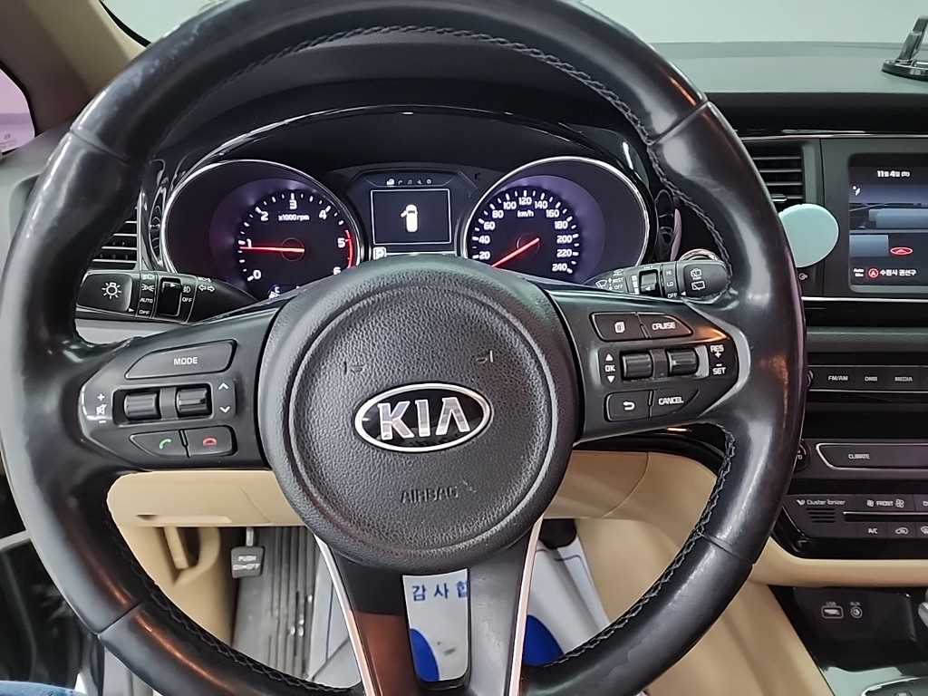 KIA Carnival - Vista 9