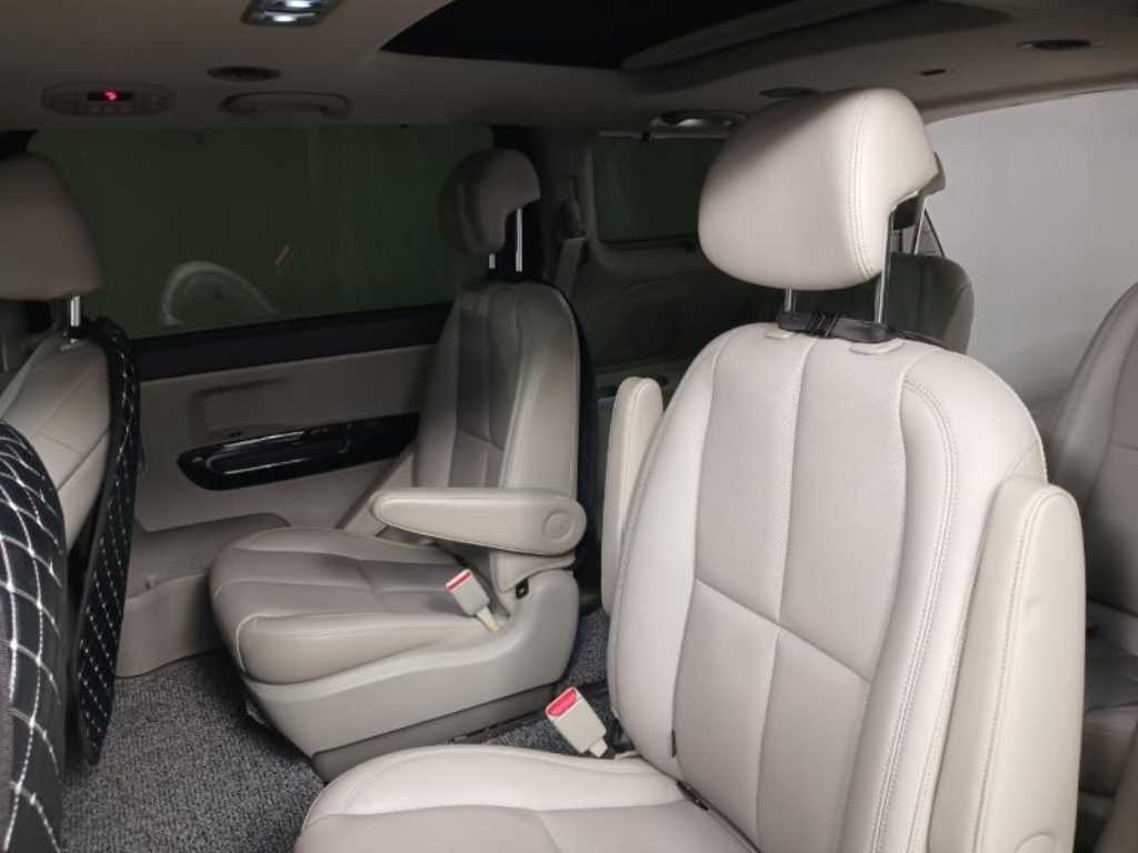 KIA Carnival - Vista 8
