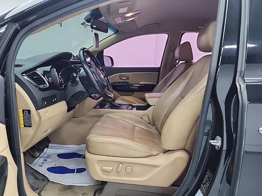 KIA Carnival - Vista 11