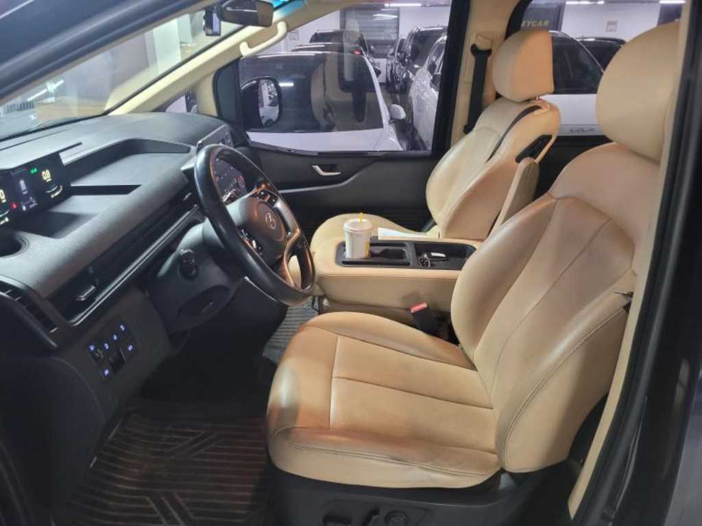 HYUNDAI Staria - Vista 10