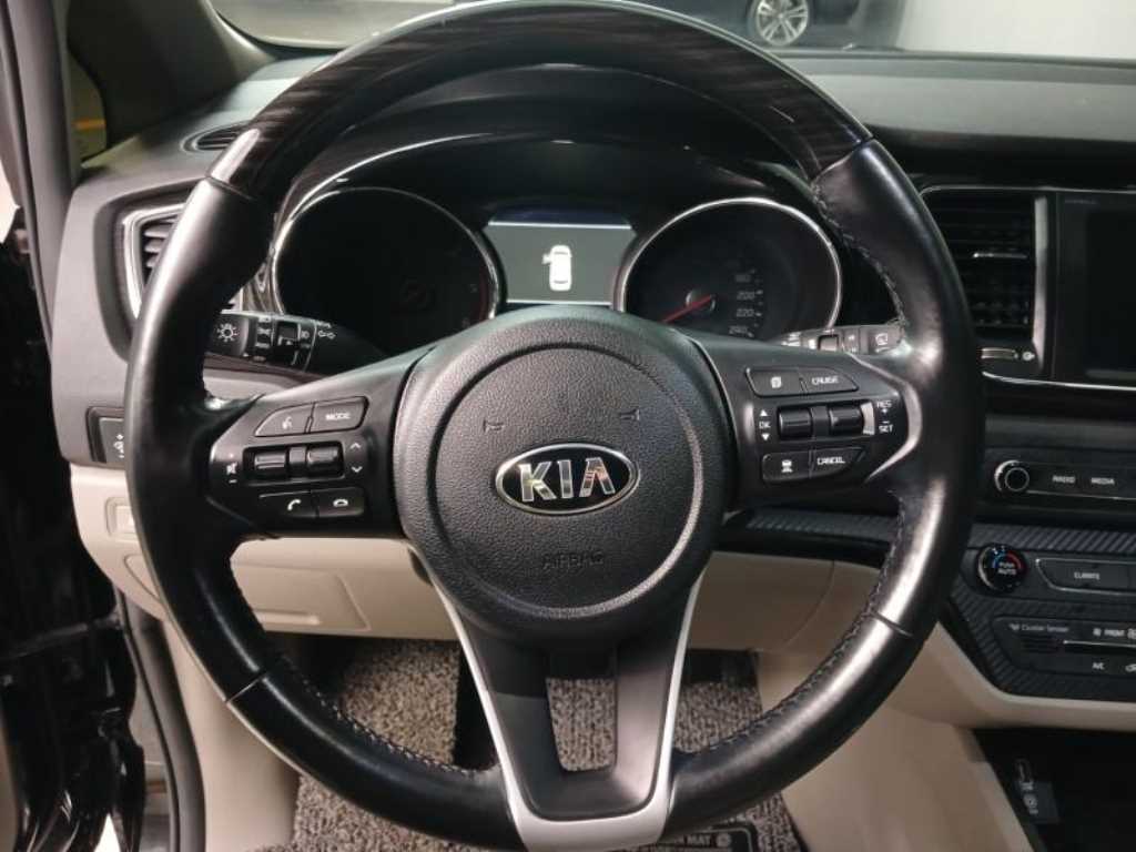 KIA Carnival - Vista 11